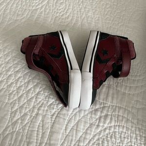 Converse tennis shoes black and Red toddlers